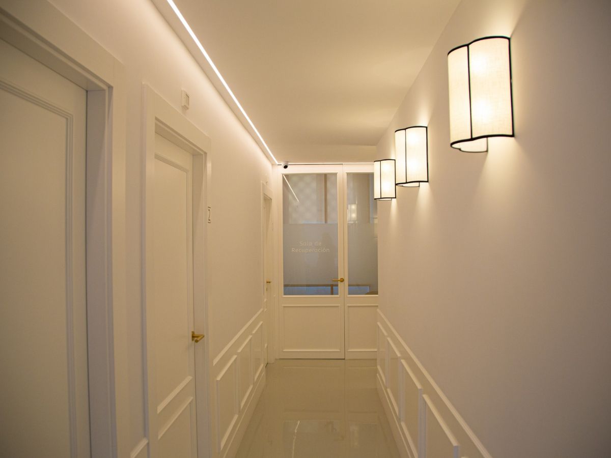 Pasillo interior de Clínica Dra. Sara López en Sevilla